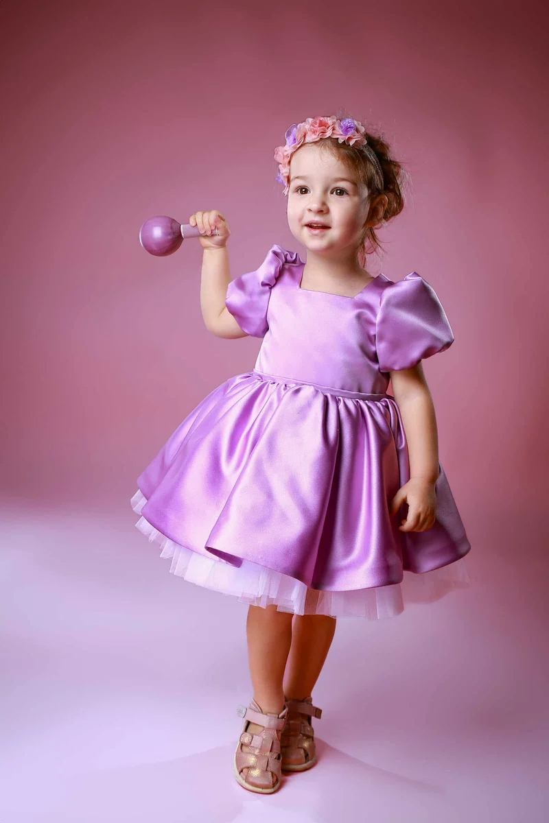 Elegantes Gästekleid für Kleinkinder aus Satin – sofort lieferbar in Lila & Türkis (Gr. 80–86)