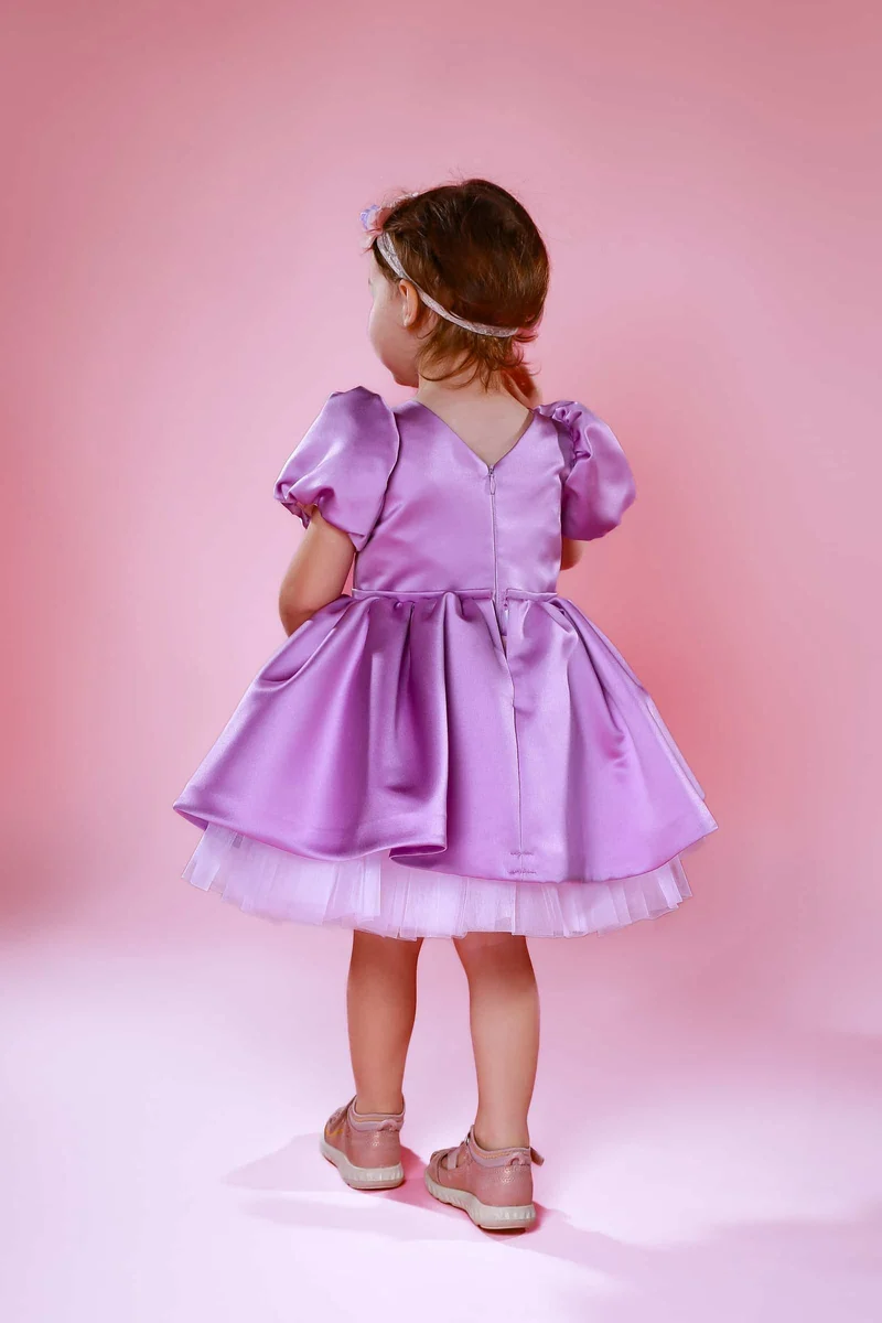 Elegantes Gästekleid für Kleinkinder aus Satin – sofort lieferbar in Lila & Türkis (Gr. 80–86)