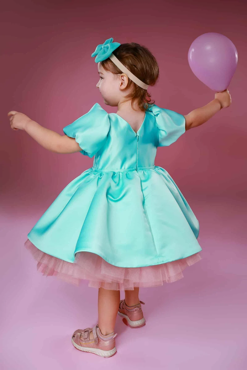 Elegantes Gästekleid für Kleinkinder aus Satin – sofort lieferbar in Lila & Türkis (Gr. 80–86)
