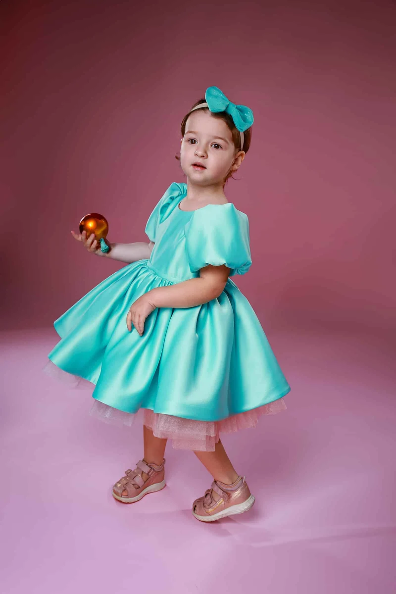 Elegantes Gästekleid für Kleinkinder aus Satin – sofort lieferbar in Lila & Türkis (Gr. 80–86)