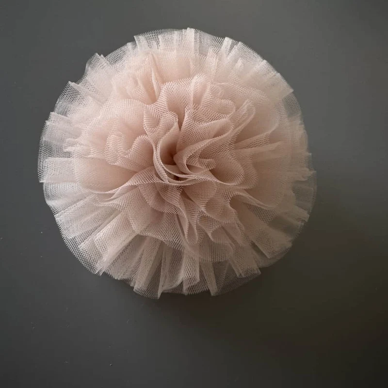 Bommel aus Tüll mit Haargummi – handgefertigtes Haaraccessoire für Mädchen