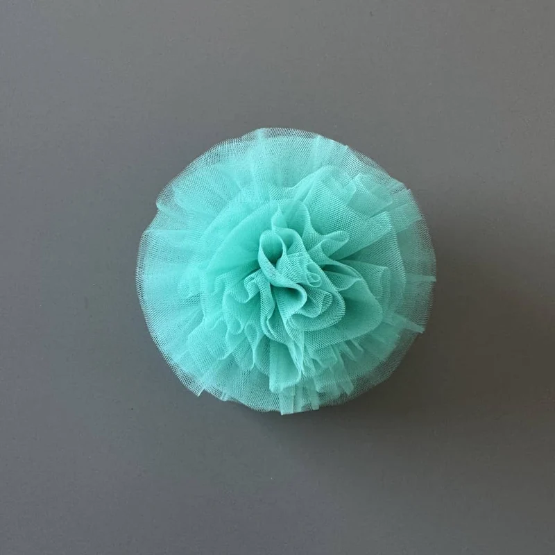 Bommel aus Tüll mit Haargummi – handgefertigtes Haaraccessoire für Mädchen