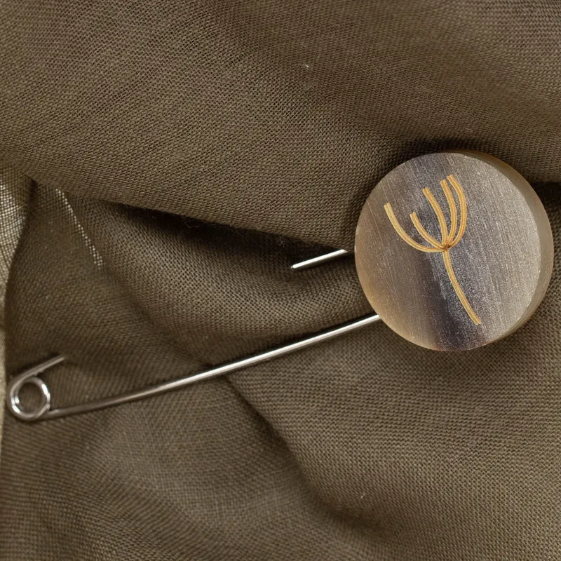Schalnadel mit Blütendekor aus Horn