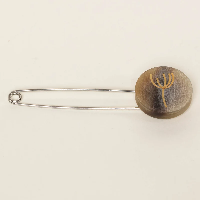Schalnadel mit Blütendekor aus Horn