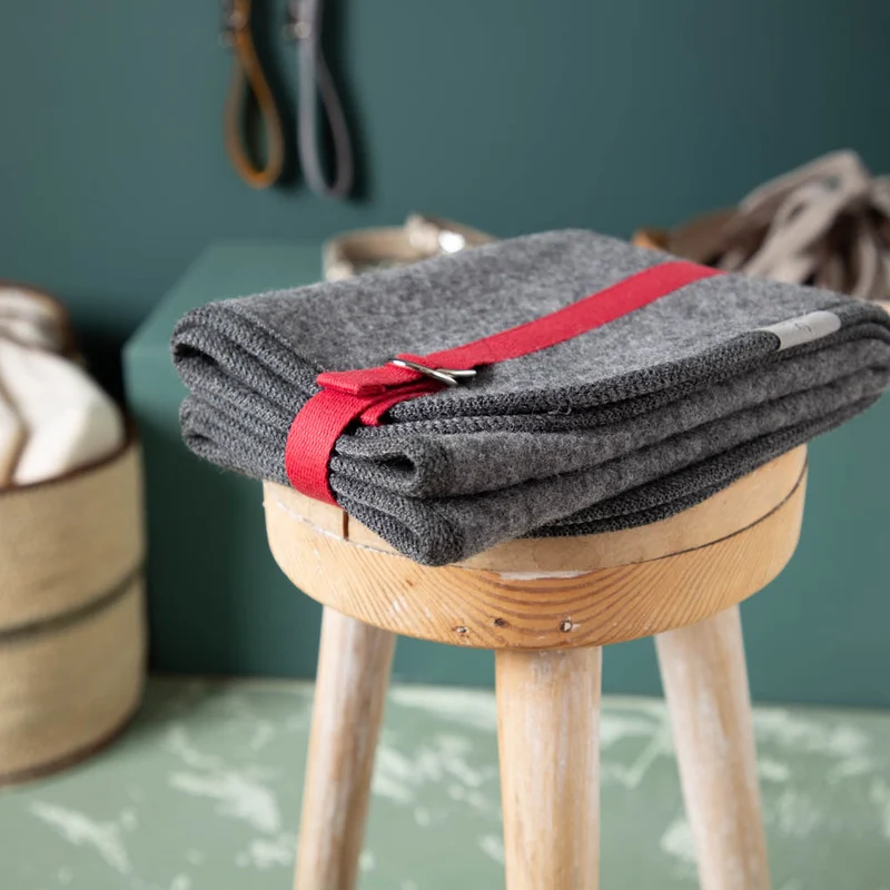 Hundematte aus Loden | 100 % Schurwolle | mit Transportgurt