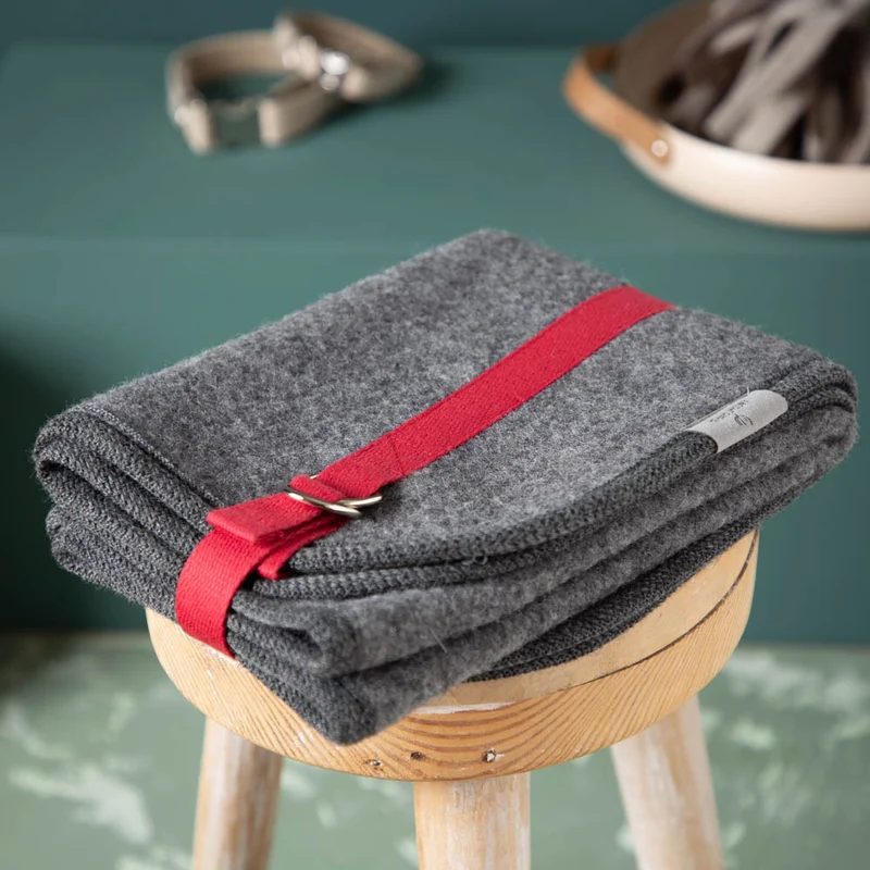 Hundematte aus Loden | 100 % Schurwolle | mit Transportgurt