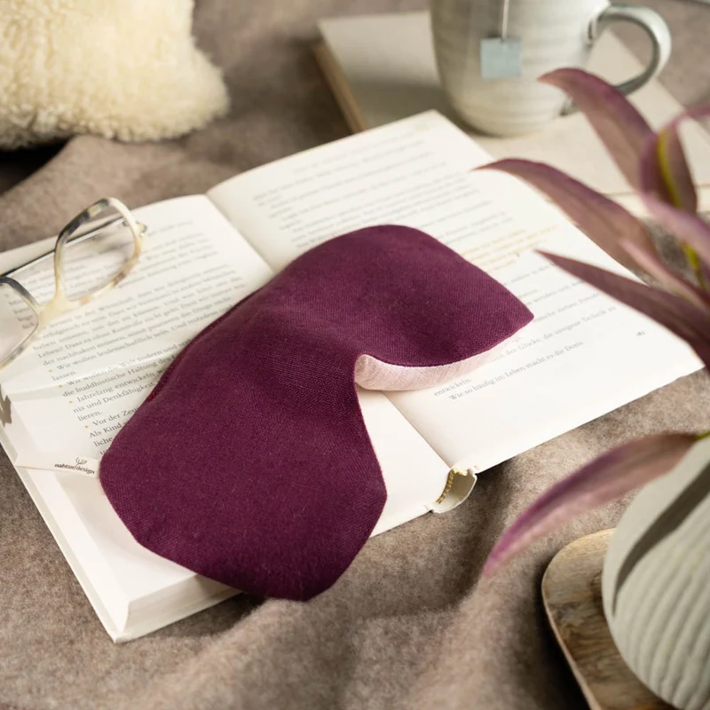 Augenkissen aus Leinen mit Amaranth & Zirbe