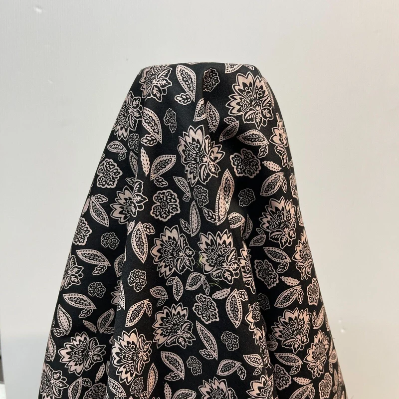 Vintage Floral 100% cotton printed dress craft fabric 150cm wide M1737