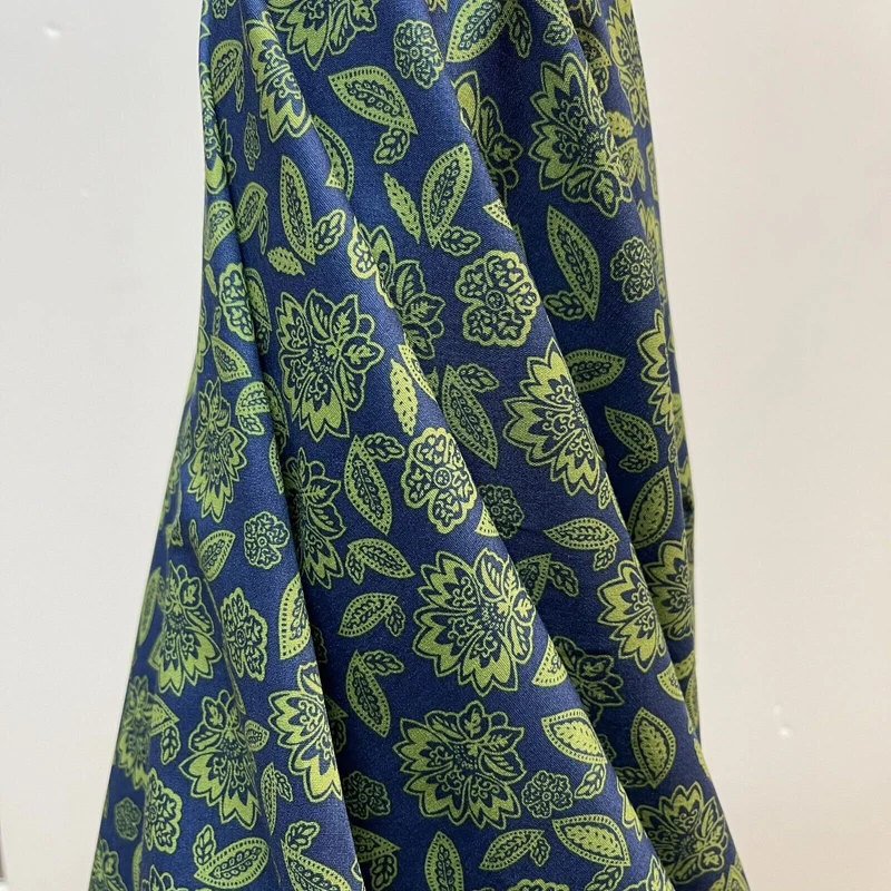 Vintage Floral 100% cotton printed dress craft fabric 150cm wide M1737