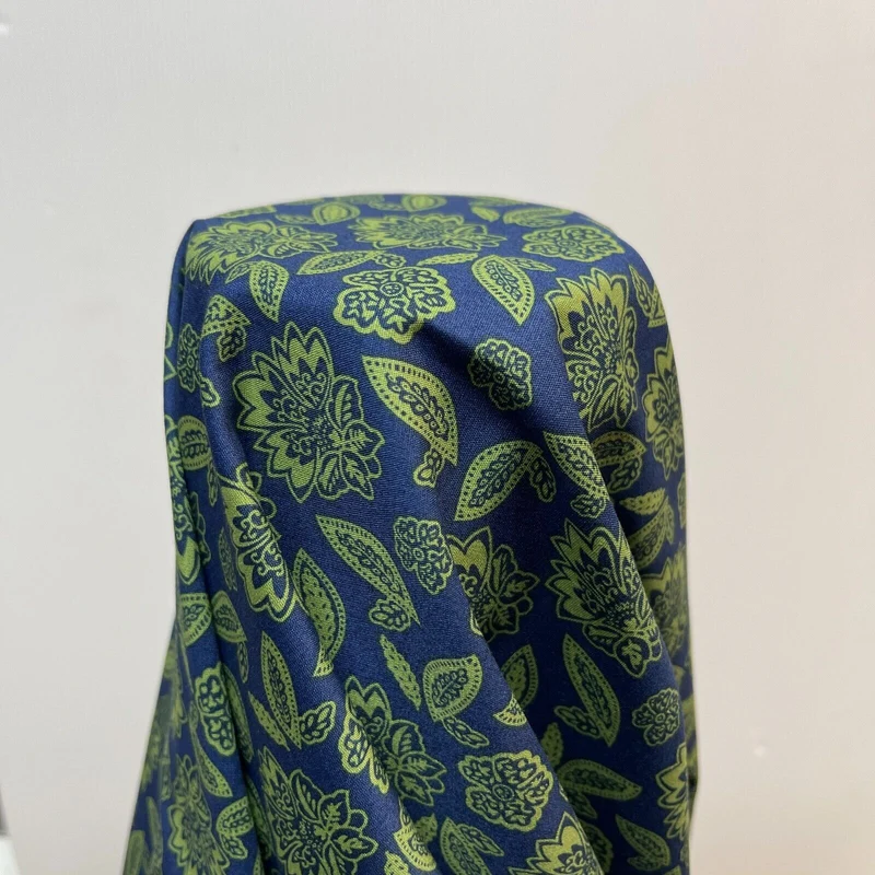 Vintage Floral 100% cotton printed dress craft fabric 150cm wide M1737