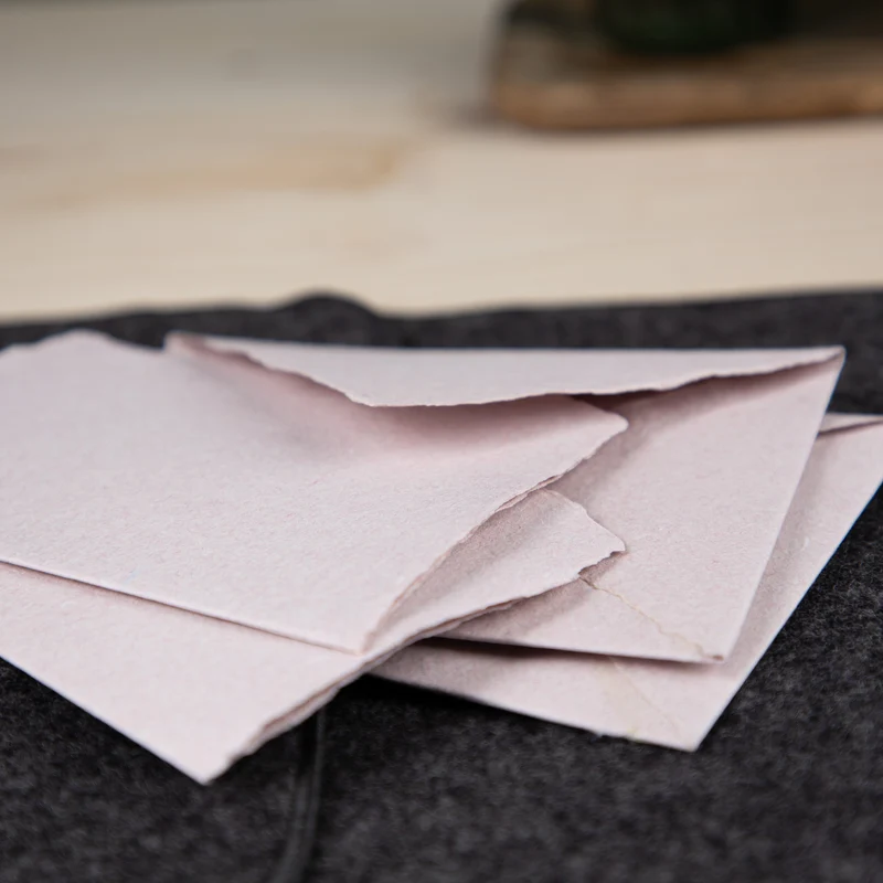Handgeschöpftes Büttenpapier aus Leinenfasern