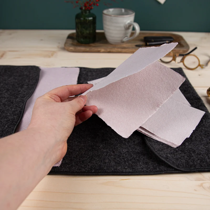 Handgeschöpftes Büttenpapier aus Leinenfasern