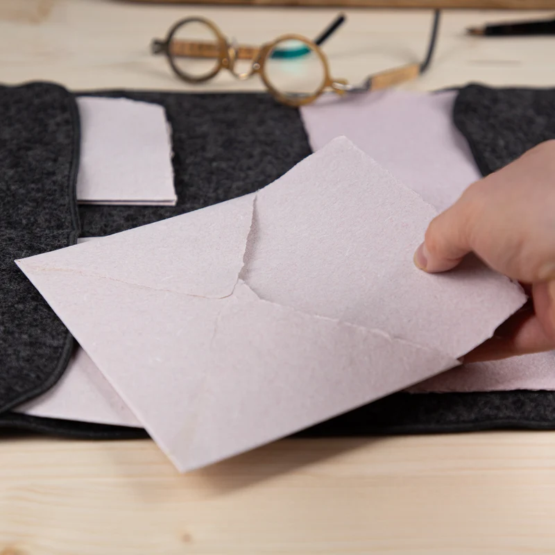 Handgeschöpftes Büttenpapier aus Leinenfasern