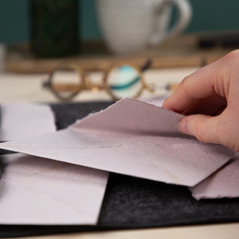 Handgeschöpftes Büttenpapier aus Leinenfasern