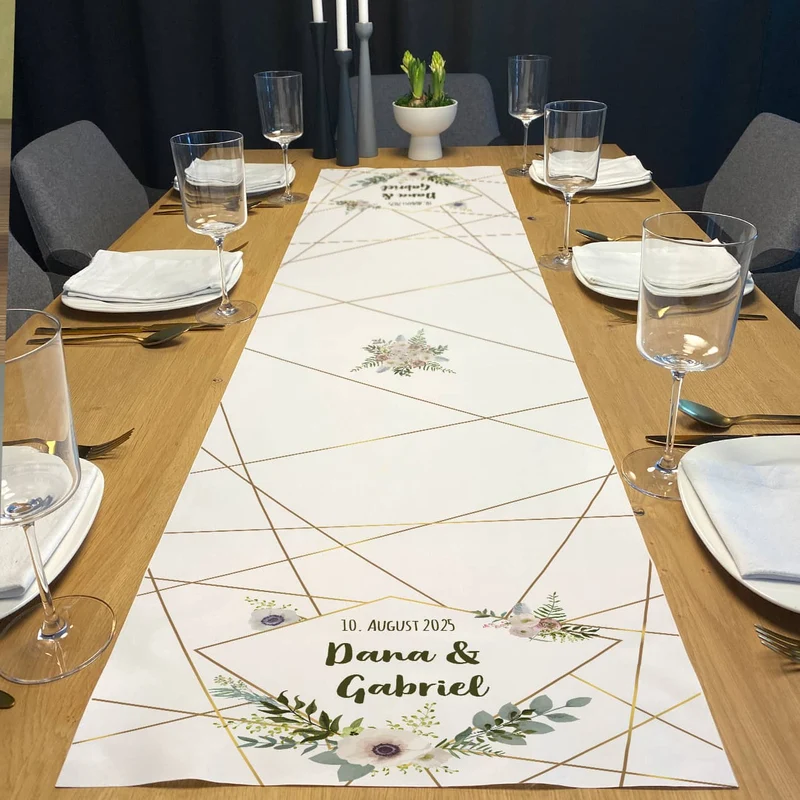 Tischläufer zur Hochzeit mit Namen, Datum & Blüten - in zwei Längen